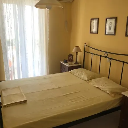 επιπλωμενο διαμερισμα 57 M2 100 M απο την θαλασσα *